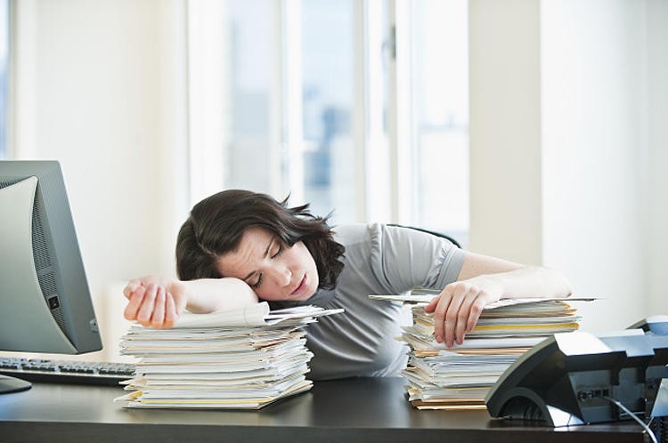 Ngủ gục trên bàn giờ nghỉ trưa – thói quen gây ra hàng loạt tác hại không ngờ