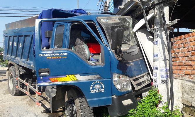 Tai nạn giao thông ở Quảng Nam: Xe du lịch bẹp dúm, 6 người bị thương nặng