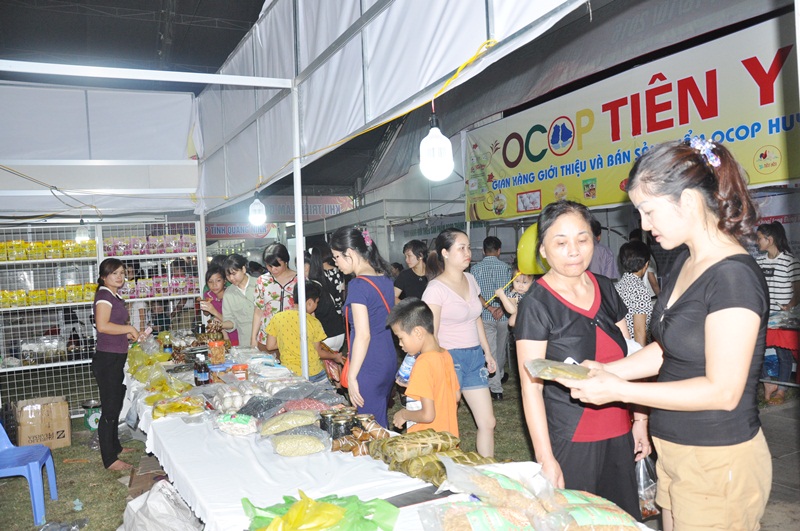Hình ảnh người dân mua sắm tại hội chợ tại Quảng Ninh. 