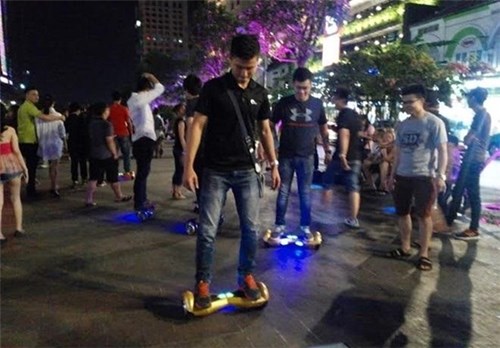 Cần hết sức thận trọng khi chơi ván trượt điện tử. Cần hết sức thận trọng khi chơi ván trượt điện tử.