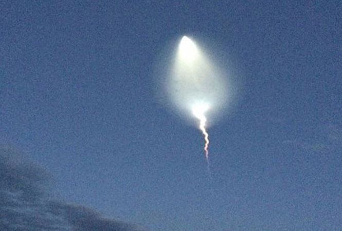 Vật thể bay nghi là UFO xuất hiện trên bầu trời Nga. Vật thể bay nghi là UFO xuất hiện trên bầu trời Nga.