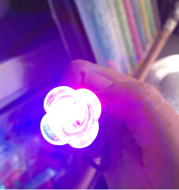 Ánh sáng của pin laser đồ chơi vô cùng nguy hiểm cho võng mạc trẻ cha mẹ không nên mua. Ảnh: Vân Thảo 