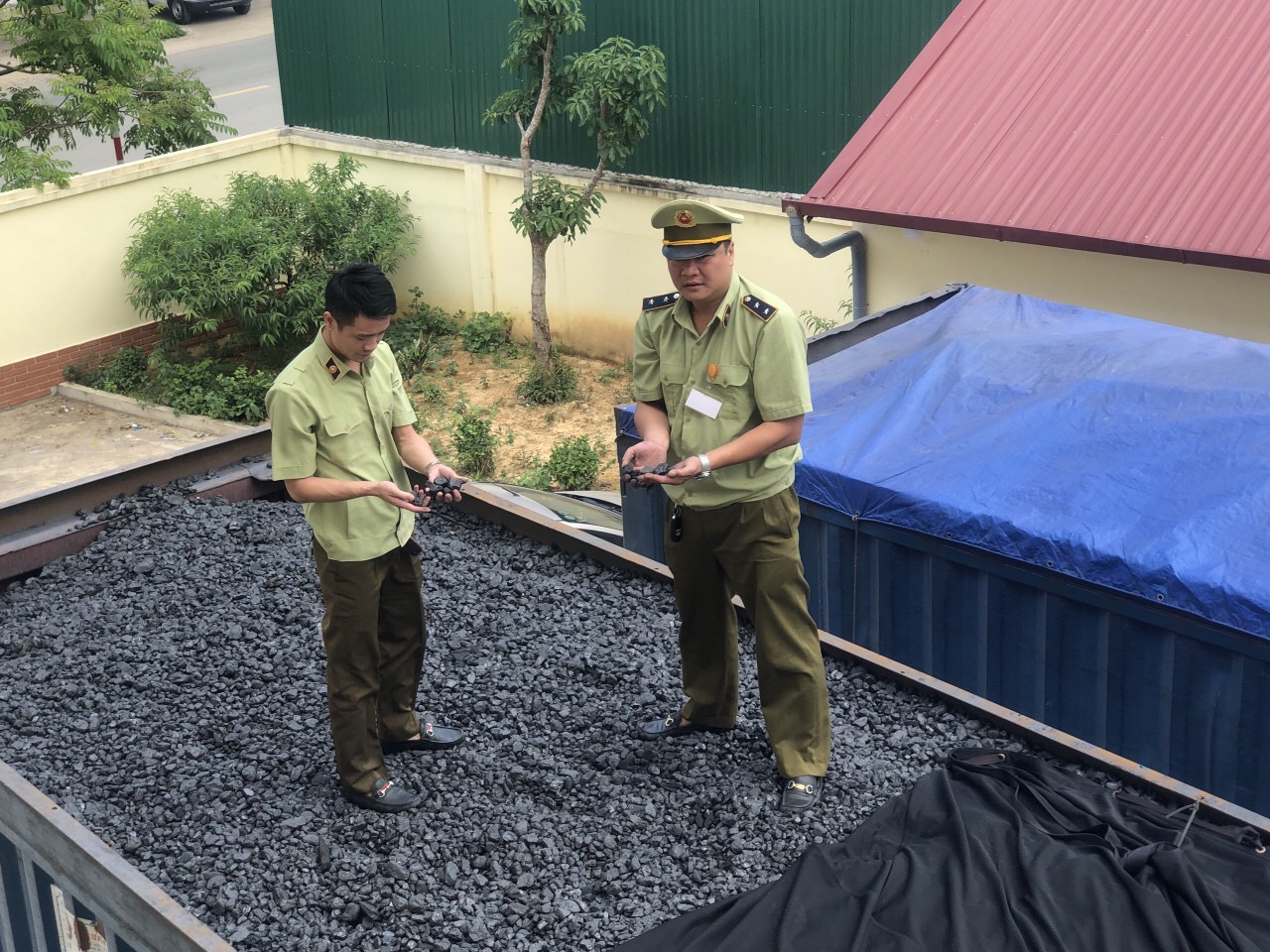  Số than đá được lực lượng quản lý thị trường Lạng Sơn phát hiện và thu giữ. 