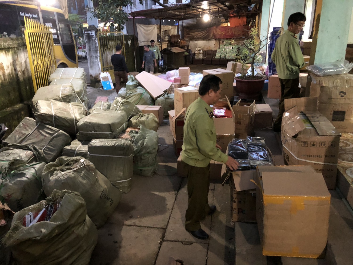 Số lượng hàng hóa không rõ nguồn gốc bị lực lượng quản lý thị trường Lạng Sơn thu giữ