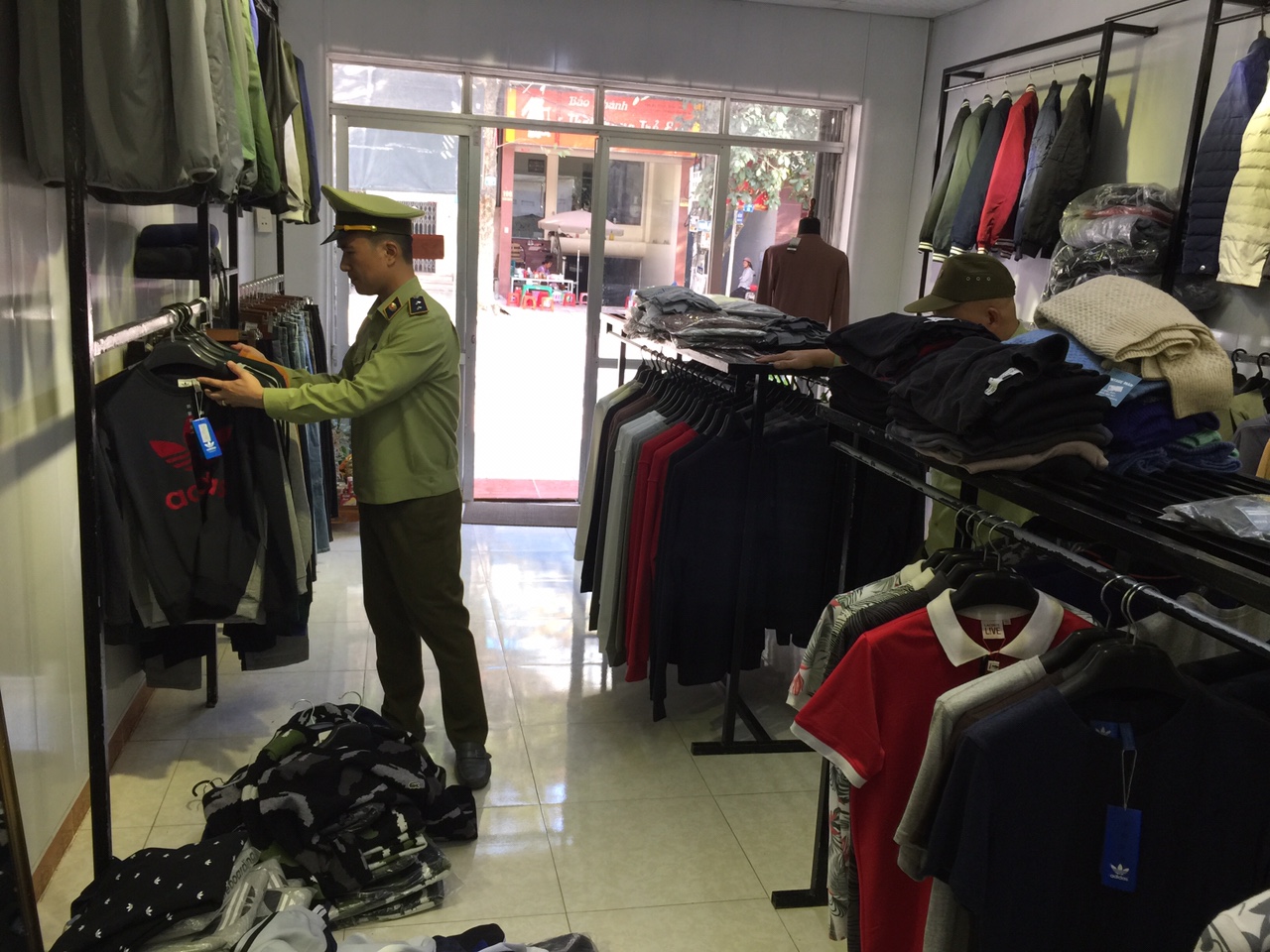 Lực lượng quản lý thị trường tỉnh Lạng Sơn tiến hành kiểm tra và thu giữ quần áo giả nhãn hiệu nổi tiếng