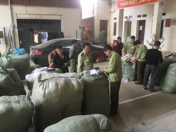  Lực lượng Quản lý thị trường số 2 Lạng Sơn tiến hành kiểm tra hàng hóa vi phạm