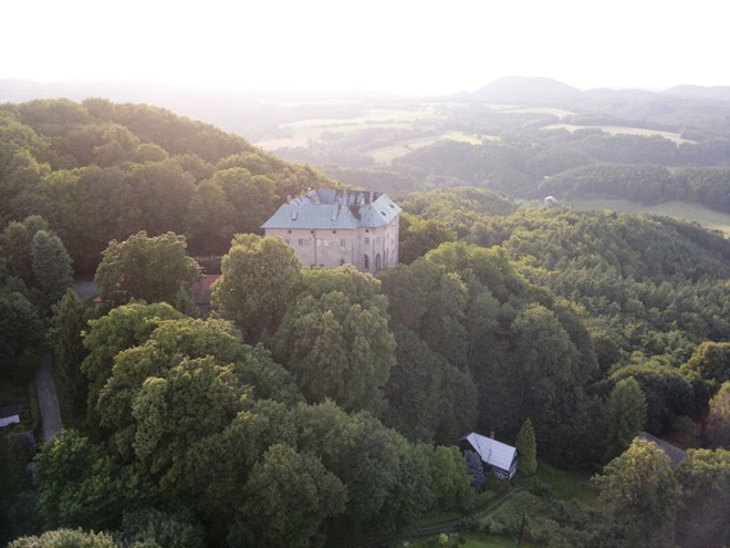 Lâu đài Houska, Cộng hòa Czech: Houska có lẽ là một trong những lâu đài ma ám đáng sợ nhất. Tương truyền đây là cửa ngõ dẫn tới địa ngục. Lâu đài được Ottokar Đệ Nhị xây dựng vào nửa đầu thế kỷ 13. Trung tâm lâu đài có một nhà nguyện. Lời đồng cho rằng, người ta có thể nghe thấy âm thanh của địa ngục ở nhà nguyện này