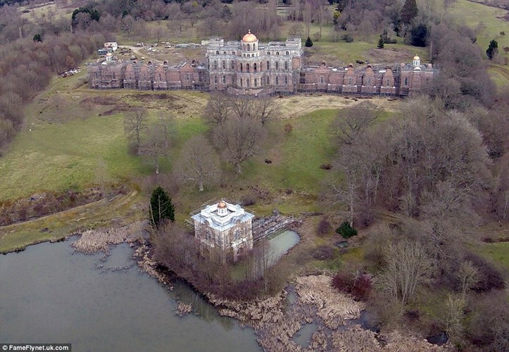 Khởi công từ năm 1985, lâu đài Hamilton trị giá khoảng 56 triệu USD của tỷ phú người Anh Nicholas Van Hoogstraten tới nay vẫn chưa hoàn thiện và được dân địa phương mệnh danh ‘biệt thự ma của vùng Sussex’.