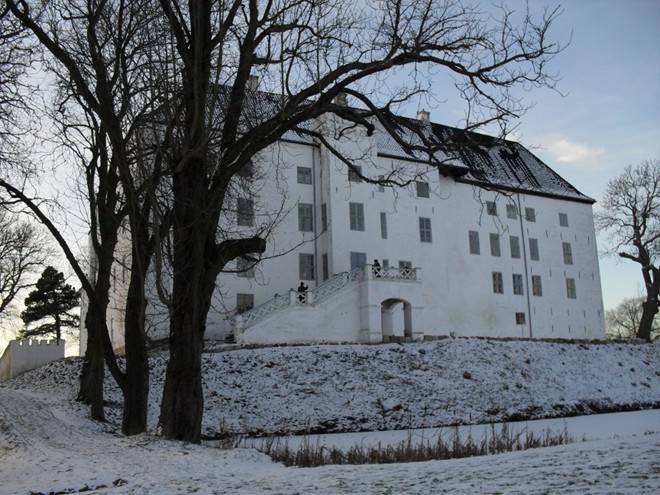 Lâu đài Dragsholm, Đan Mạch là một trong những nơi ma ám nổi tiếng nhất châu Âu. Được xây dựng vào thế kỷ 12 bởi Peder Sunesen - giám mục Roskilde, ban đầu đây là nơi ở của các quý tộc có vị trí quan trọng. Tuy nhiên, sau này lâu đài trở thành một nhà tù. Ngày nay, lâu đài là một khách sạn, với các phòng hội thảo, hai nhà hàng và 100 hồn ma. Trong số đó có những hồn ma nổi tiếng được nhiều người biết đến. 