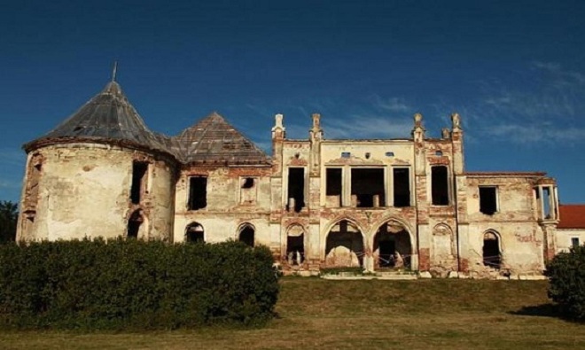 Lâu đài Banffy tọa lạc tại Bontida (Romania), do gia đình Banffy xây dựng từ năm 1437 đến năm 1543. Năm 1944, Đức Quốc xã biến nó thành bệnh viện quân đội và nhiều người đã chết ở đây. Nơi này nổi tiếng với những hiện tượng siêu nhiên, trong đó có cả câu chuyện rất nhiều dơi bay ra từ mật đạo ngầm, dù khu vực này chưa bao giờ có dơi. Lâu đài và đất đai xung quanh bị nghi chứa những linh hồn không yên nghỉ. Bóng ma của lính Quốc xã cũng được bắt gặp đang lang thang quanh lâu đài.