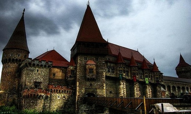 Lâu đài Hunyadi ở Romania gắn liền với huyền thoại về Vương công Vlad III hay còn được biết đến với tên gọi Bá tước khát máu Dracula. Cho đến nay, lâu đài Hunyadi được coi là một trong những tòa lâu đài rùng rợn nhất thế giới. Những bóng ma được cho là xuất hiện trong các tấm ảnh và vô số linh hồn giận dữ lang thang trong tòa lâu đài. Một vài du khách lẻn vào đây ban đêm và trở ra sáng hôm sau trong tình trạng hoảng loạn với những vết thâm tím. 