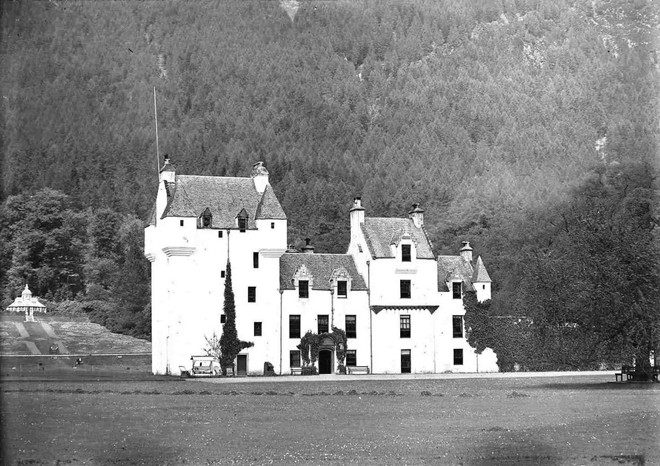 Lâu đài Meggernie, Scotland được xây dựng từ thế kỷ 17 và nổi tiếng với một hồn ma nữ chuyên hôn trộm đàn ông đang ngủ. Hồn ma này được cho là vợ của một đầu bếp, cô bị chồng giết hại vì quá lẳng lơ. Ông ta đã xẻ đôi người cô trước khi thủ tiêu xác. Tương truyền, nửa dưới của cô trôi dạt ở các tầng dưới và sân lâu đài, trong khi nửa trên xuất hiện ở tầng trên, nơi có những vị khách nam đang ngủ.