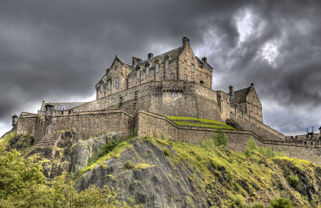 Edinburgh được mệnh danh là lâu đài ma ám nổi tiếng nhất ở vương quốc Anh. Được xây dựng vào thế kỷ 12, lâu đài Edinburg không chỉ thu hút khách du lịch bởi sự nguy nga, tráng lệ, mà còn bằng cả những bí mật ẩn giấu bên trong nó, trong đó cả những lời đồn về những hồn ma ở đây xuất hiện từ mấy trăm năm trước.