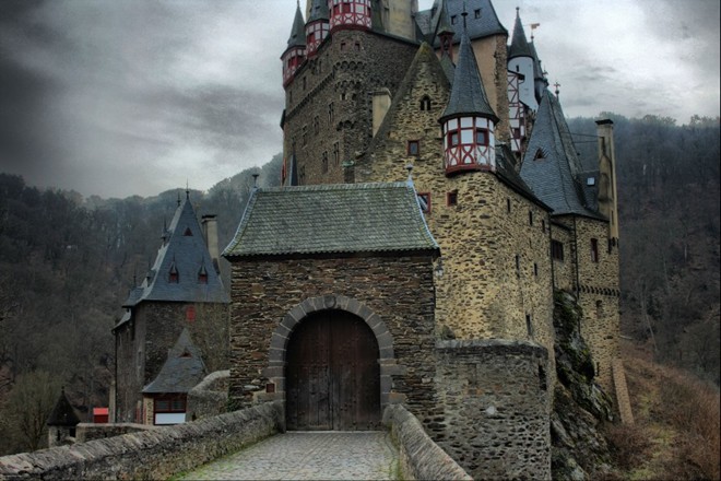Lâu đài Burg Eltz, Đức: Những tài liệu cổ nhất về Burg Eltz là từ năm 1157, khi Frederick Đệ Nhất giao cho Bá tước Rudolf von Eltz bảo vệ tuyến đường giao thương nối cao nguyên Maifeld với sông Moselle. Đến giờ, dòng họ Eltz vẫn là chủ nhân của lâu đài này. 