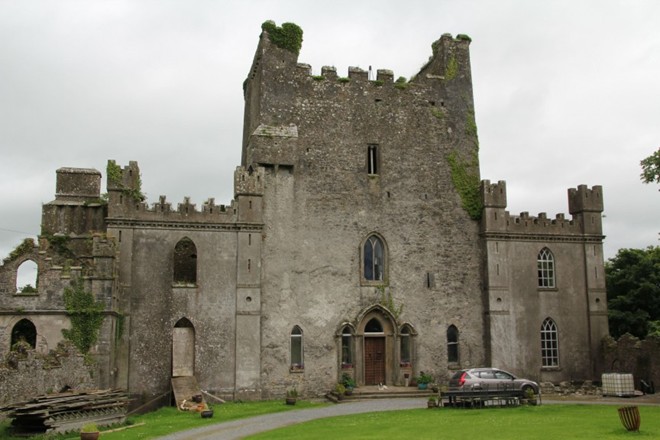 Lâu đài Leap, Bắc Roscrea, Ireland được dòng họ O’Carrols xây dựng vào thế kỷ 15. Trong quá trình trùng tu, người ta phát hiện ra một căn hầm bí mật có chứa lượng hài cốt chất đầy 3 xe kéo. Lịch sử dài và đẫm máu của lâu đài là khởi nguồn của nhiều hồn ma đáng sợ, trong đó có ‘Nó’. ‘Nó’ là một sinh vật kỳ quái, to bằng con cừu, với khuôn mặt thối rữa. Dấu hiệu cho thấy ‘Nó’ sắp tới là mùi lưu huỳnh và thịt thối.