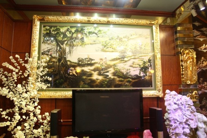 Khung của các bức tranh trong phòng đều được phủ vàng.