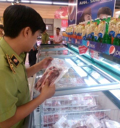 Đội Quản lý Thị trường số 4 tạm giữ sản phẩm thực phẩm ở Lotte Mart Đống Đa