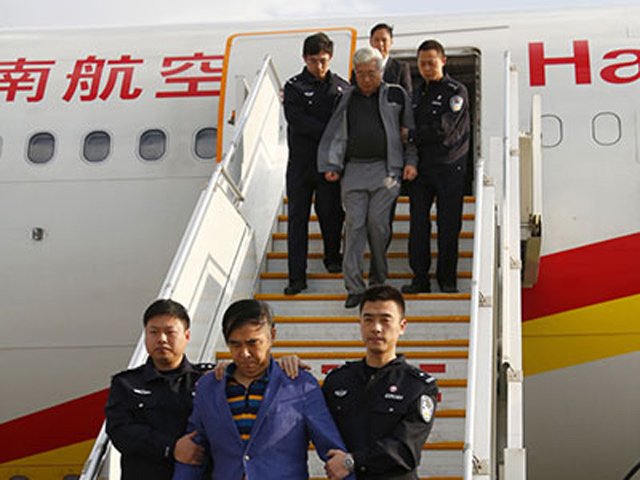 Hai quan chức tham nhũng Trung Quốc trổn ra nước ngoài bị bắt về nước. Ảnh THX