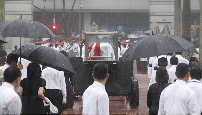 Hàng trăm nghìn người dân Singapore hôm nay bất chấp cơn mưa tầm tã, đứng dọc tuyến đường trên 15 km, chờ đoàn xe rước linh cữu cựu thủ tướng Lý Quang Diệu đi qua.