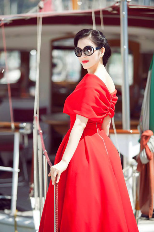 Lý Nhã Kỳ trên thảm đỏ Cannes năm 2013. Người đẹp diện bộ đầm ren Chanel đặt mua độc quyền với giá hai tỷ đồng. Đại diện của nhà mốt Chanel đã bay sang Việt Nam để thử đồ cho người đẹp.
