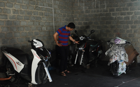 Từ nhiều tháng nay, nhiều người dân ngạc nhiên khi thấy giới chơi xe máy cao cấp SH thường xuyên đổ về căn xưởng của anh Nguyễn Công Trình tại xã Song Phương (Hoài Đức, Hà Nội).