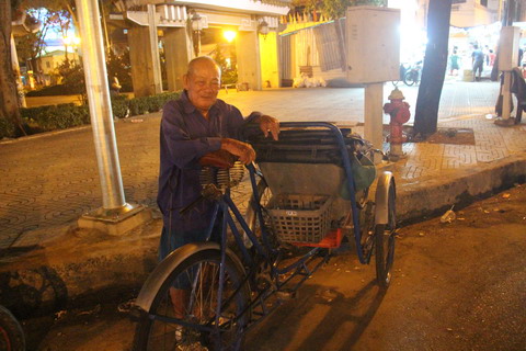 Ông Nguyễn Văn Tám, 87 tuổi vẫn kiếm sống bằng nghề xích lô. Ảnh: Vietnamnet