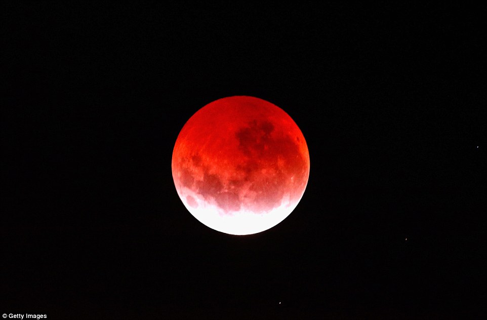 Màu đỏ như máu của mặt trăng là do ánh sáng từ bề mặt mặt trăng bị khúc xạ khi xuyên qua khí quyển trái đất và biến thành màu đỏ rực qua mắt người (giống như cơ chế nhuộm đỏ bầu trời mỗi khi bình minh và hoàng hôn).