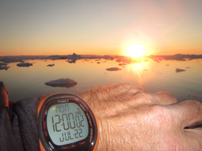 0h sáng tại khu vực sông băng ở Greenland.