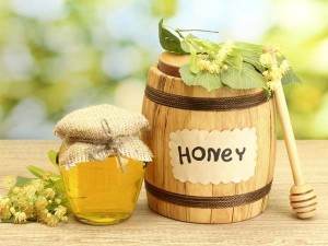 Chăm sóc tóc bằng mật ong kết hợp trứng gà, sữa chua và hạnh nhân giúp tóc suôn mượt chắc khỏe