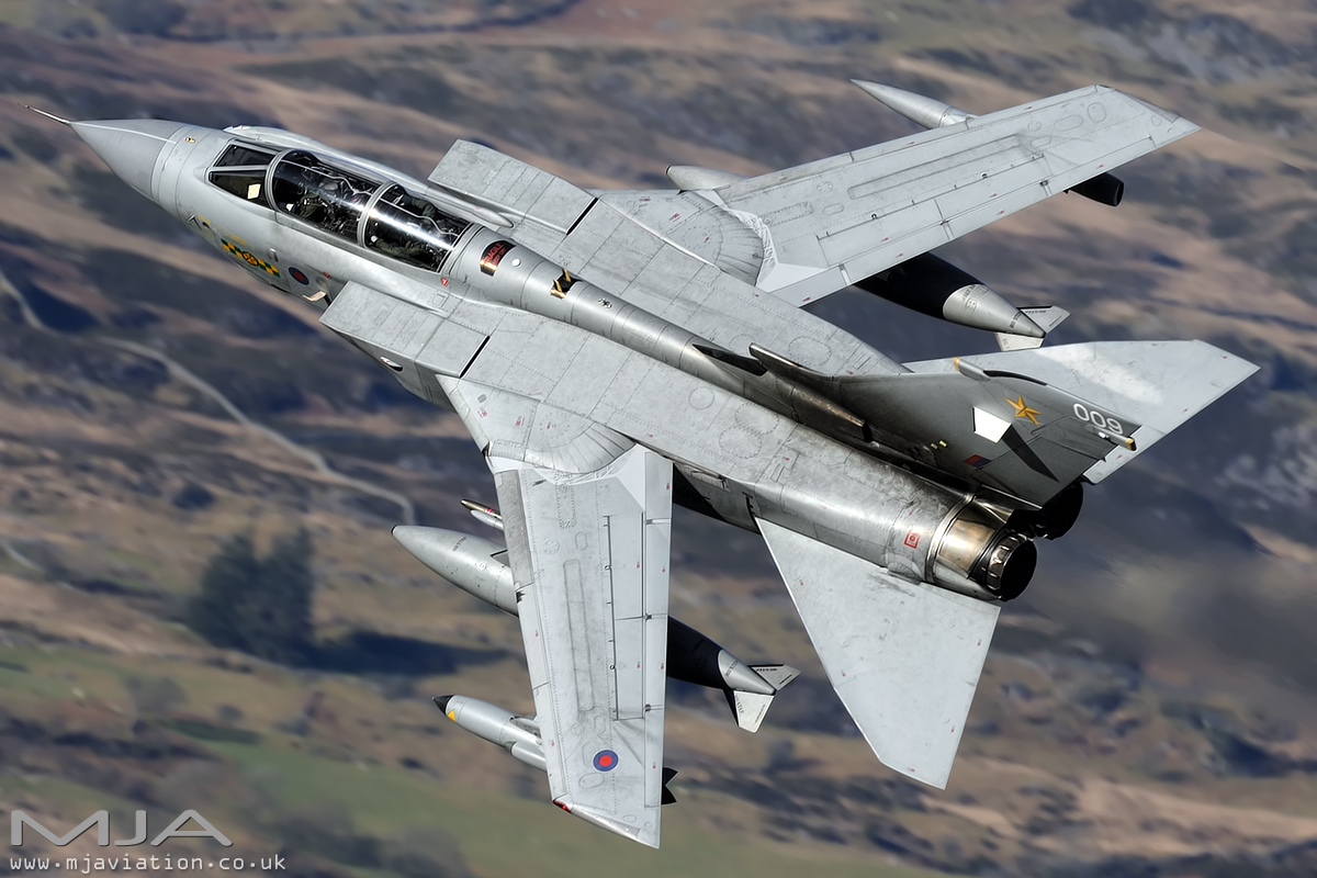 Một trong những điểm đặc biệt nhất của Tornado GR4 chính là thiết kế kiểu cánh cụp cánh xòe tương tự Sukhoi Su-24 của Nga. Thiết kế này đem lại cho máy bay khả năng đạt tốc độ cao ở độ cao thấp, khả năng cất hạ cánh trên đường băng ngắn.