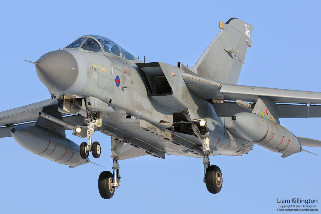 Máy bay ném bom Tornado GR4 của RAF có khả năng mang tới 9 tấn vũ khí trên 11 giá treo cùng một pháo 27mm đặt trong thân. Nó có khả năng mang tối đa 6 tên lửa đối đất AGM-65 Maverick hoặc 12 tên lửa chống tăng Brimstone hoặc 9 tên lửa chống radar ALARAM. Ngoài ra, nó có thể mang tên lửa không đối không AIM-9 hoặc AIM-132 để tự vệ.