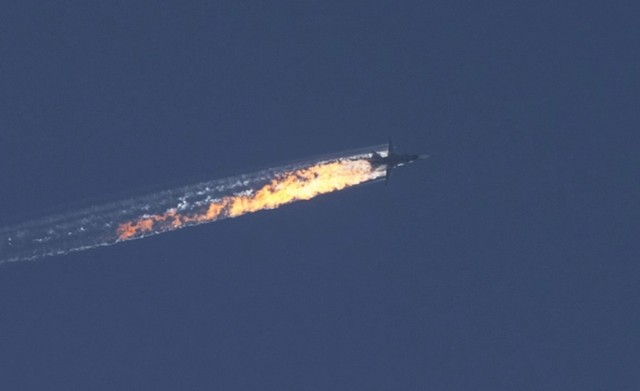 Hình ảnh cận cảnh cho thấy chiếc Su-24 tạo thành một vệt lửa dài đỏ rực trên bầu trời sau khi bị bắn