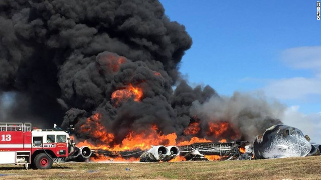 Khói lửa bốc lên cuồn cuộn tại hiện trường máy bay rơi trên đảo Guam