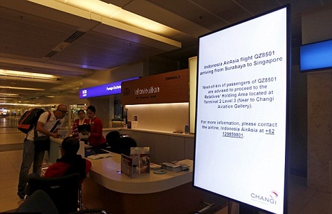 Những người thân của các hành khách trong chuyến bay trên tại Singapore đang chờ đợi trong lo lắng ở sân bay Changi.