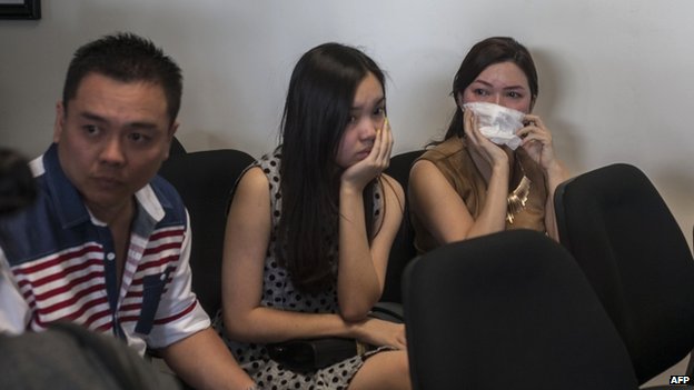Người thân các hành khách trên chuyến bay QZ8501 chờ đợi trong lo lắng tại sân bay Surabaya, Indonesia.