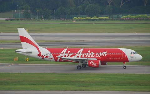 Máy bay mang số hiệu QZ8501 thuộc hãng AirAsia rời Surabaya, Indonesia, vào lúc 5g30 sáng Chủ nhật và lẽ ra phải tới phi trường Changi, Singapore vào lúc 8g30 sáng (giờ Singapore). 