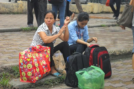 Sau khi đến Hà Nội, mệt mỏi và chưa có chỗ ở, phụ huynh và học sinh lại tiếp tục đi tìm phòng trọ cho những ngày thi đại học