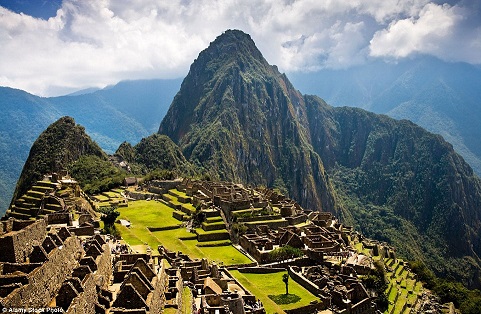 Không phải nói quá lời, nhưng nhắc tới Peru thì mọi khách du lịch đều nghĩ ngay tới Machu Picchu – thành phố trung tâm của nền văn minh Inca cổ đại, và là một trong những điểm du lịch hàng đầu ở Peru. Những ai đã từng đặt chân tới đây đều kinh ngạc và không thể tin được lại có một công trình kiệt tác nằm trên những dãy núi cao, bao phủ bởi những màn sương huyền ảo như vậy.
