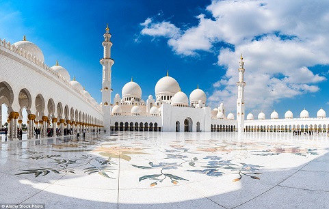 Nhà thờ Hồi giáo Sheikh Zayed tại Abu Dhabi (Các Tiểu vương quốc Ảrập thống nhất) sẽ làm du khách ngỡ ngàng trước một công trình kiến trúc bằng đá cẩm thạch trắng, mái vòm và những ngọn tháp cầu kỳ. Thánh đường xa hoa này sở hữu 3 kỷ lục thế giới: tấm thảm lớn nhất thế giới, đèn chùm pha lê đắt nhất thế giới và mái vòm cao nhất thế giới.