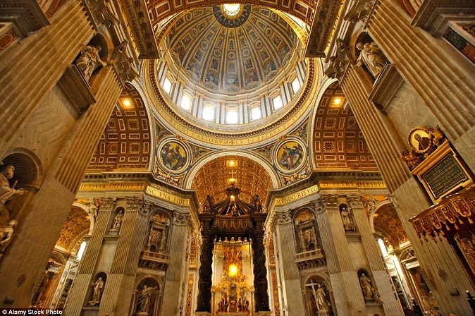 Nhà thờ St. Peter nằm ở trung tâm Rome và mở cửa hàng ngày, mặc dù thời gian mở cửa thay đổi theo mùa. Nếu du khách dự định ghé thăm Bảo tàng Vatican cùng lúc, cần nhớ rằng bảo tàng đóng cửa vào Chủ Nhật, ngoại trừ Chủ Nhật cuối cùng của tháng.  