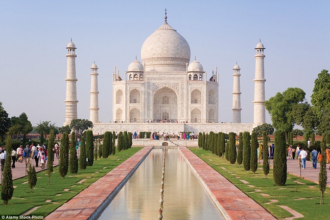 Khi những tia nắng mặt trời đầu tiên chạm vào mái vòm hay lúc ánh hoàng hôn đã tắt thì Taj Mahal vẫn tỏa sáng như một viên kim cương vĩ đại và hoàn hảo xuất hiện trong những câu chuyện kỳ diệu khiến người ta kinh ngạc. Một kiến trúc tuyệt vời và không thể có gì thắc mắc hơn, Taj Mahal hoàn toàn tự hào khi là một trong bảy kỳ quan của thế giới. Taj Mahal - nằm ở thành phố Agra, bang Utar Pradesh, phía bắc Ấn Độ - được hoàng đế Shah Jahan xây dựng để tưởng nhớ người vợ yêu quý của mình là hoàng hậu Mumtaz Mahal. Công trình bắt đầu từ năm 1632 và hoàn thành năm 1648.