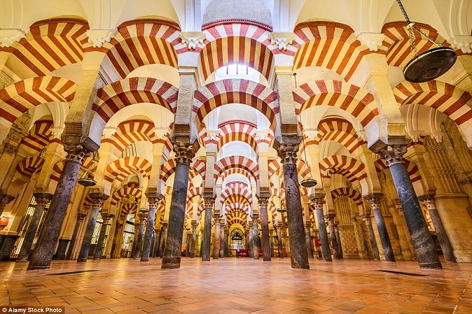 Mezquita ( tiếng Tây Ban Nha có nghĩa là Nhà thờ Hồi giáo) đã từng là nhà thờ hồi giáo lớn thứ hai thế giới ở Córdoba - Tây Ban Nha và hiện nay là một nhà thờ Thiên chúa La Mã.