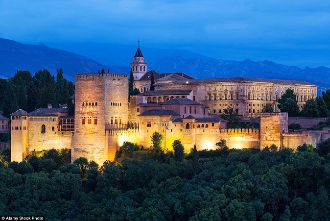 Quần thể cung điện Alhambra ở Granada , miền Nam là công trình do những người Moor - người lai Arab và Berber đến từ Tây Bắc châu Phi từng cai trị ở Tây Ban Nha thời trung cổ xây dựng. Cung điện này được UNESCO xác nhận là di sản thế giới từ năm 1994. Đây là một thành quả kiến trúc lớn nhất ghi dấu văn minh Hồi giáo tại đất nước.
