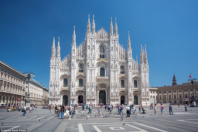 Duomo Milan được xây dựng từ năm 1386 ở Lombardia, miền bắc Italia. Công trình kiến trúc ban đầu được thiết kế với 3 gian chính, sau đó được mở rộng ra thành 5 gian. Mặt tiền của nhà thờ được thiết kế thành những cạnh nhỏ, chồng chéo lên nhau như một tấm mạng nhện mỏng mảnh, mềm mại được xây dựng trong vòng 5 thế kỷ. Các đường nét từ bên ngoài cho đến bên trong đều sử dụng triệt để những đường cong đặc trưng của kiến trúc Gothic.  Tổng thể nhà thờ có hình dáng như cây thánh giá với diện tích gần 12.000m², dài 157m, rộng 93m, có sức chứa đến 40.000 người. Ngay sau khi hoàn thành cho đến nay, Duomo Milan đã trở thành nhà thờ lớn nhất Ý và là nhà thờ lớn thứ 4 ở châu Âu chỉ sau nhà thờ St Peter ở Vatincan, Saint Paul ở London và nhà thờ Seville của Tây Ban Nha.