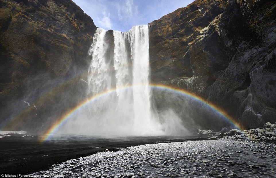 Hình ảnh cầu vồng vắt qua thác nước đã được nhiếp ảnh gia Michael Fersch chụp lại vô cùng tinh tế 