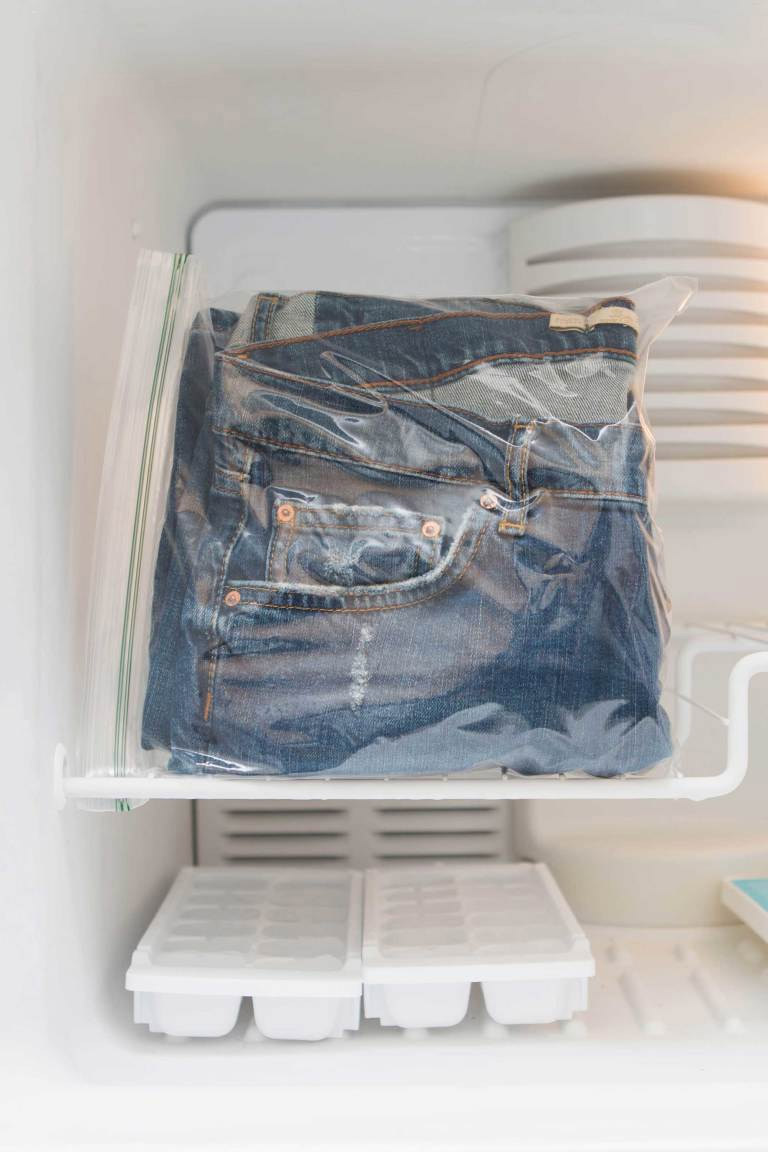 Mẹo giữ quần jean không phai màu đơn giản chính là làm lạnh chúng