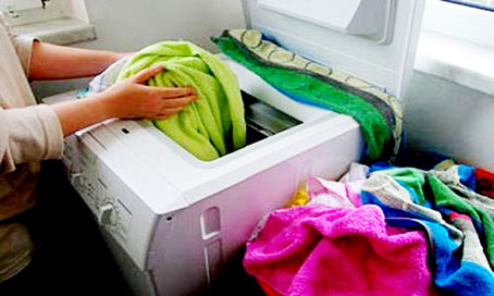 Chỉ cho quần áo vừa đủ giúp tiết kiệm điện máy giặt