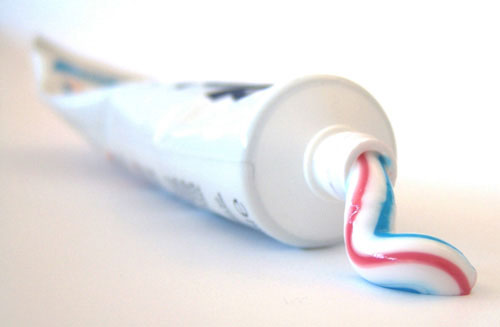 Dùng kem đánh răng là mẹo tẩy vết ố trên quần áo hiệu quả và rẻ tiền