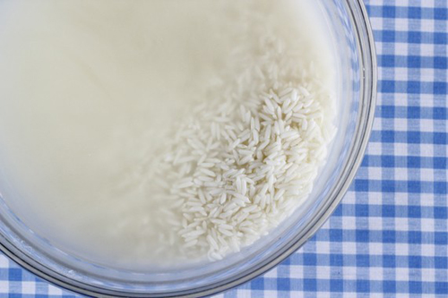 Nước vo gạo có thể dùng để làm quần áo bị vết ố vàng trở nên trắng sáng 