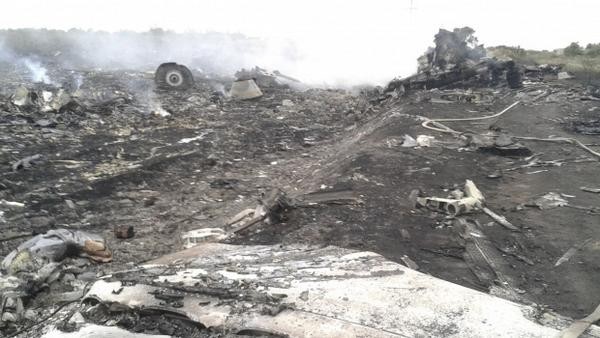 Hiện trường là những mảnh vỡ và cháy rụi của MH17 